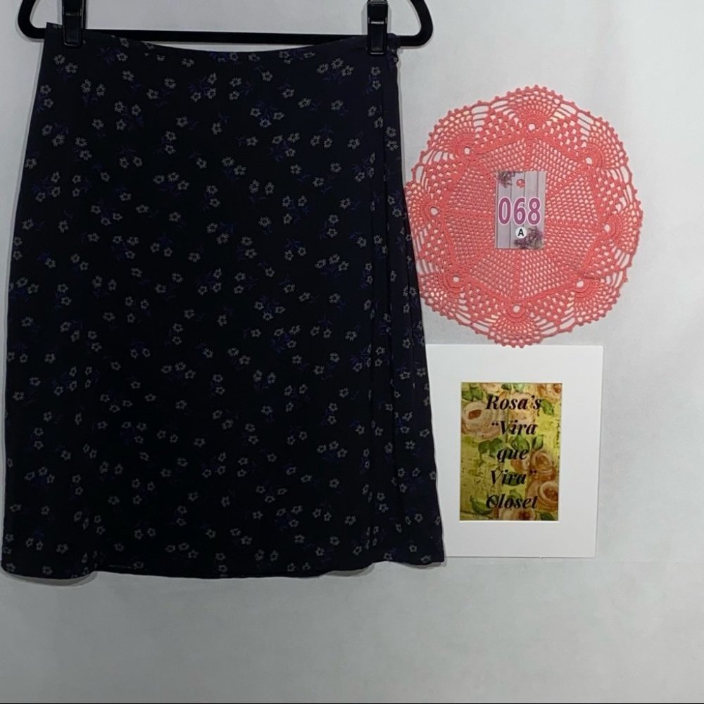 The Limited Stretch Printed Skirt w/Zipper - Picture 2 of 9